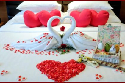 सुहागरात पर सफेद चादर बिछाई गई शादी का परंपरागत दृश्य, प्यार और नई शुरुआत का प्रतीक।