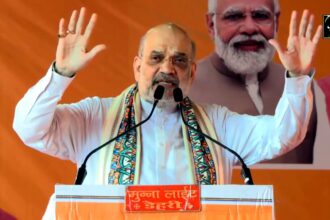 रोहतास में जनसभा करते हुए केंद्रीय गृह मंत्री अमित शाह, महागठबंधन पर निशाना साधते हुए भ्रष्टाचार और बिहार के विकास पर जोर दे रहे हैं।