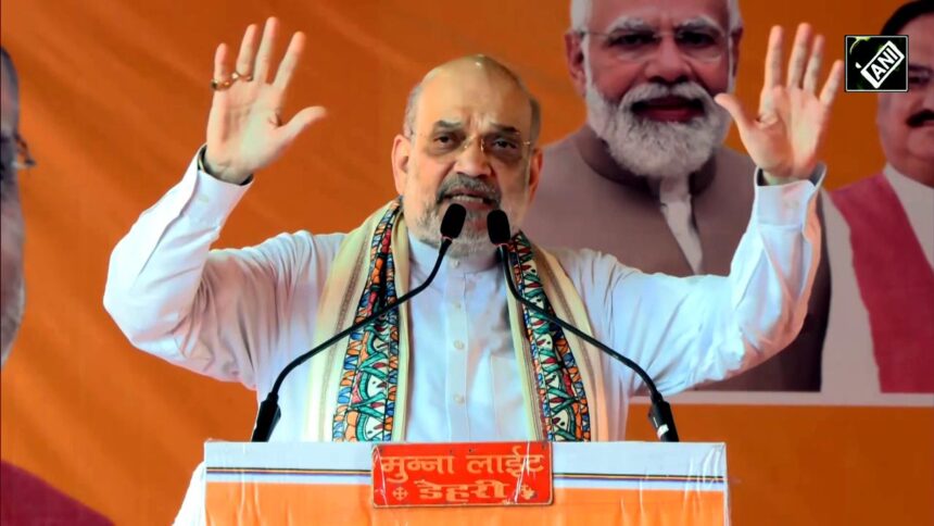 रोहतास में जनसभा करते हुए केंद्रीय गृह मंत्री अमित शाह, महागठबंधन पर निशाना साधते हुए भ्रष्टाचार और बिहार के विकास पर जोर दे रहे हैं।