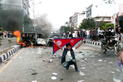 नेपाल केपी शर्मा ओली के इस्तीफा और हिंसक प्रदर्शन: प्रदर्शनकारी ओली का घर आग के हवाले करते हुए, संसद और वरिष्ठ नेताओं के घरों में तोड़फोड़, Gen Z छात्र-युवा आंदोलन और सुरक्षा बल की निगरानी