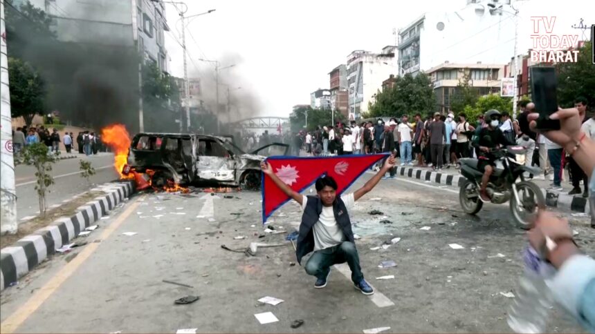 नेपाल केपी शर्मा ओली के इस्तीफा और हिंसक प्रदर्शन: प्रदर्शनकारी ओली का घर आग के हवाले करते हुए, संसद और वरिष्ठ नेताओं के घरों में तोड़फोड़, Gen Z छात्र-युवा आंदोलन और सुरक्षा बल की निगरानी