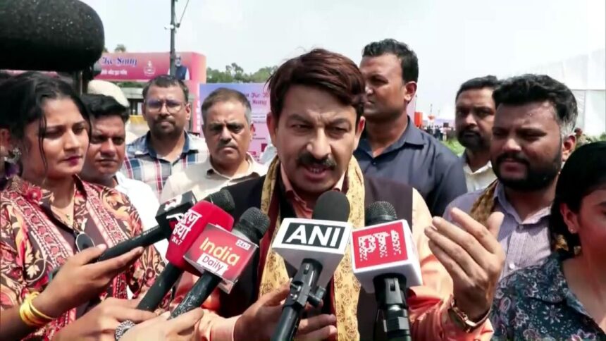 NDMC कला कार्यक्रम में कलाकार प्रदर्शन – “NDMC द्वारा आयोजित कला कार्यक्रम में कलाकार अपनी कलाकृति प्रस्तुत करते हुए।”