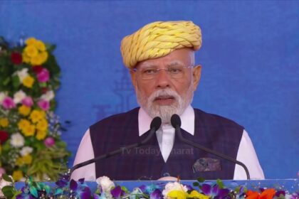 Prime Minister Narendra Modi addressing the public rally in Bhavnagar, Gujarat, emphasizing Atmanirbhar Bharat and warning against foreign dependence.