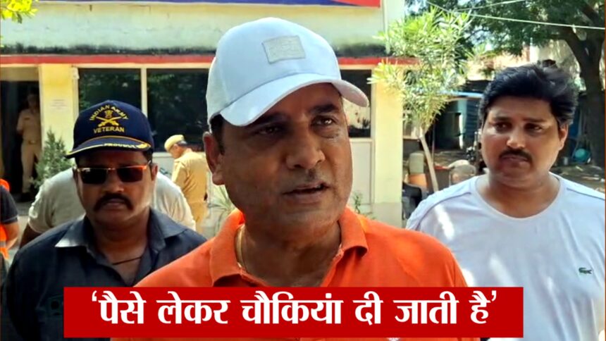 लोनी विधायक नंदकिशोर गुर्जर गाजियाबाद में पुलिस चौकियों में भ्रष्टाचार के आरोप लगाते हुए