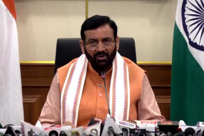 हरियाणा के मुख्यमंत्री नायब सिंह सैनी प्रेस कॉन्फ्रेंस में बात करते हुए