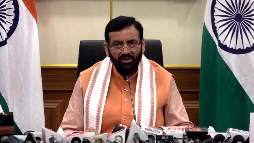 हरियाणा के मुख्यमंत्री नायब सिंह सैनी प्रेस कॉन्फ्रेंस में बात करते हुए