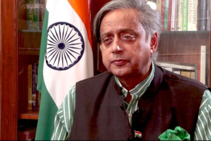 सऊदी और पाकिस्तान के नेताओं का शारीरिक अभिवादन करते हुए फोटो – "Saudi Arabia-Pakistan leaders handshake during strategic defence pact signing"