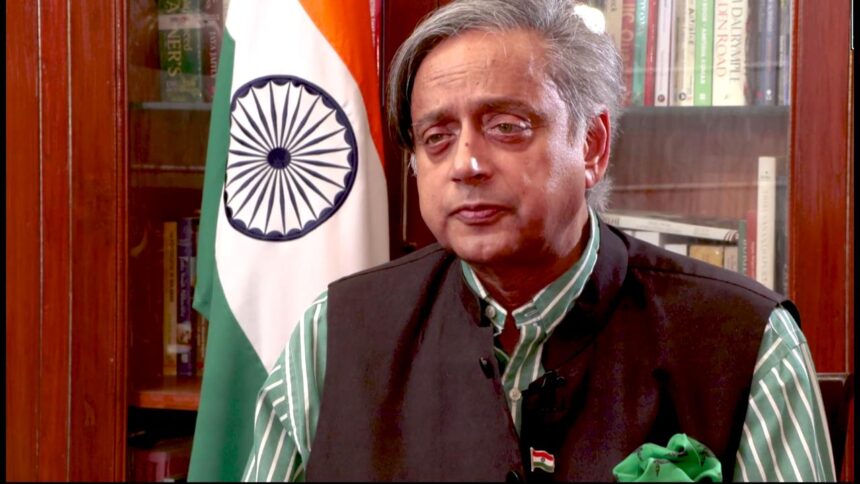 सऊदी और पाकिस्तान के नेताओं का शारीरिक अभिवादन करते हुए फोटो – "Saudi Arabia-Pakistan leaders handshake during strategic defence pact signing"