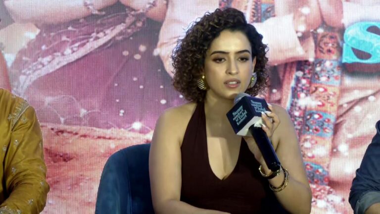Varun Dhawan और Jhanvi Kapoor अहमदाबाद में फिल्म ‘सनी संस्कारी की तुलसी कुमारी’ के प्रेस कॉन्फ्रेंस में।