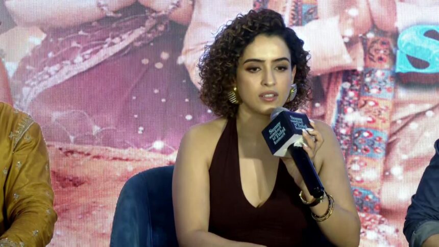 Varun Dhawan और Jhanvi Kapoor अहमदाबाद में फिल्म ‘सनी संस्कारी की तुलसी कुमारी’ के प्रेस कॉन्फ्रेंस में।