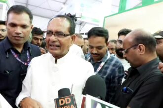 केंद्रीय कृषि और किसान कल्याण मंत्री शिवराज सिंह चौहान वर्ल्ड फूड इंडिया एक्सपो 2025 का दौरा करते हुए, किसान उत्पादक संगठनों (FPOs) के स्टॉल्स पर उनके कृषि उत्पाद देख रहे हैं। स्टॉल्स में शहद, हल्दी, लहसुन और अन्य मूल्य संवर्धित उत्पाद प्रदर्शित हैं।