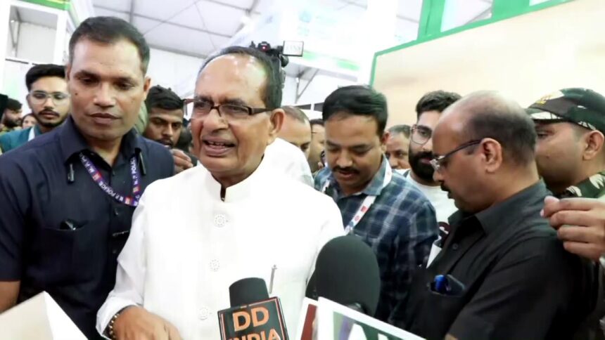 केंद्रीय कृषि और किसान कल्याण मंत्री शिवराज सिंह चौहान वर्ल्ड फूड इंडिया एक्सपो 2025 का दौरा करते हुए, किसान उत्पादक संगठनों (FPOs) के स्टॉल्स पर उनके कृषि उत्पाद देख रहे हैं। स्टॉल्स में शहद, हल्दी, लहसुन और अन्य मूल्य संवर्धित उत्पाद प्रदर्शित हैं।