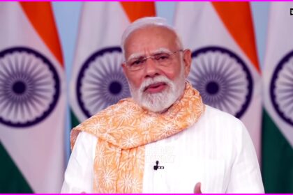 Supporters and crowd reacting emotionally as PM Modi condemns opposition for offensive remarks about his mother