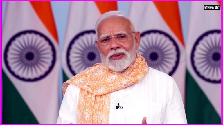 Supporters and crowd reacting emotionally as PM Modi condemns opposition for offensive remarks about his mother