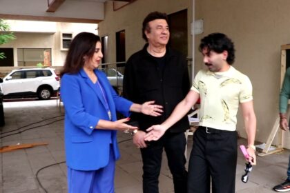 "मुम्बई में फराह खान के शो 'आंटी किसको बोला' की शूटिंग के दौरान ऑरी और अनु मलिक कैमरे के सामने पोज देते हुए"