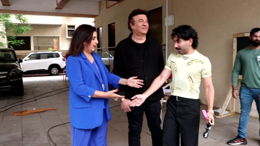 "मुम्बई में फराह खान के शो 'आंटी किसको बोला' की शूटिंग के दौरान ऑरी और अनु मलिक कैमरे के सामने पोज देते हुए"