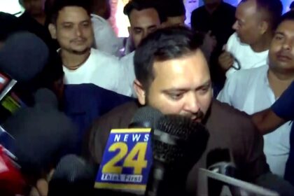 RJD नेता तेजस्वी यादव प्रधानमंत्री नरेंद्र मोदी की मणिपुर यात्रा की सराहना करते हुए संवाद करते हुए