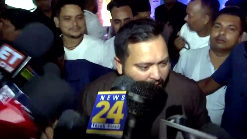 RJD नेता तेजस्वी यादव प्रधानमंत्री नरेंद्र मोदी की मणिपुर यात्रा की सराहना करते हुए संवाद करते हुए