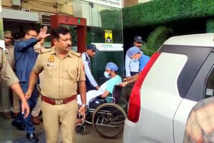 Haryanvi actor Uttar Kumar leaving Yashoda Hospital Ghaziabad after discharge