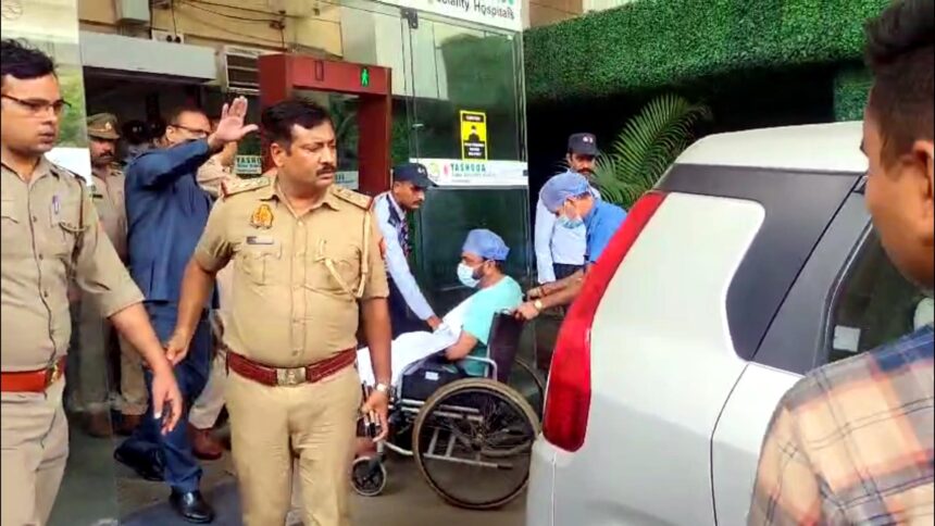 Haryanvi actor Uttar Kumar leaving Yashoda Hospital Ghaziabad after discharge