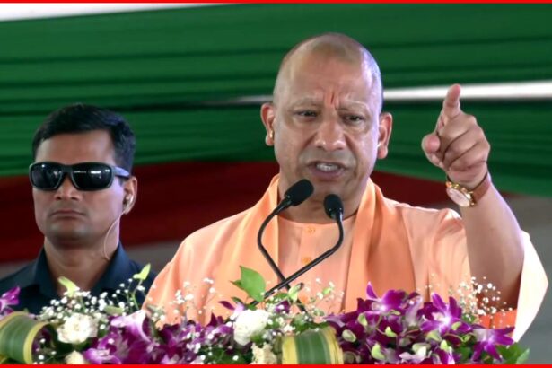 योगी आदित्यनाथ जनता को संबोधित करते हुए और रवि किशन मंच पर खड़े