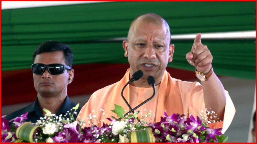 योगी आदित्यनाथ जनता को संबोधित करते हुए और रवि किशन मंच पर खड़े