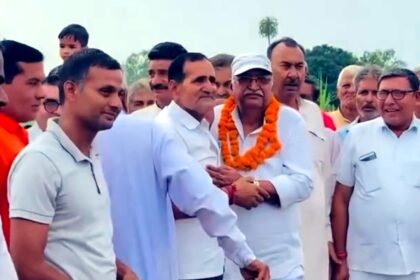 कपसाढ़ गांव में सकौती जाने वाले मुख्य मार्ग पर बने भव्य प्रवेश द्वार का उद्घाटन करते हुए बीजेपी पूर्व विधायक ठाकुर संगीत सोम के पिता ओमवीर सिंह, कार्यक्रम में बड़ी संख्या में ग्रामीण उपस्थित।