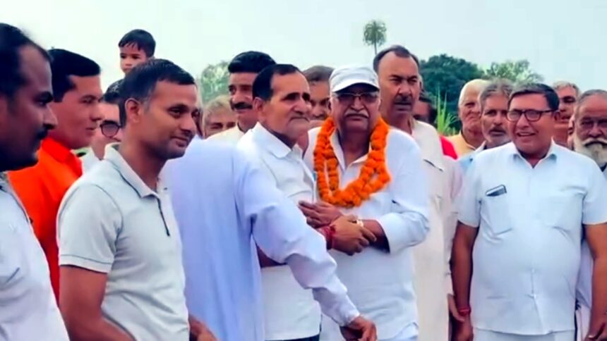 कपसाढ़ गांव में सकौती जाने वाले मुख्य मार्ग पर बने भव्य प्रवेश द्वार का उद्घाटन करते हुए बीजेपी पूर्व विधायक ठाकुर संगीत सोम के पिता ओमवीर सिंह, कार्यक्रम में बड़ी संख्या में ग्रामीण उपस्थित।