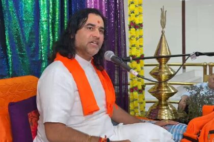 Devkinandan Thakur addressing devotees at Durga Temple New Jersey during Sanatan Board campaign