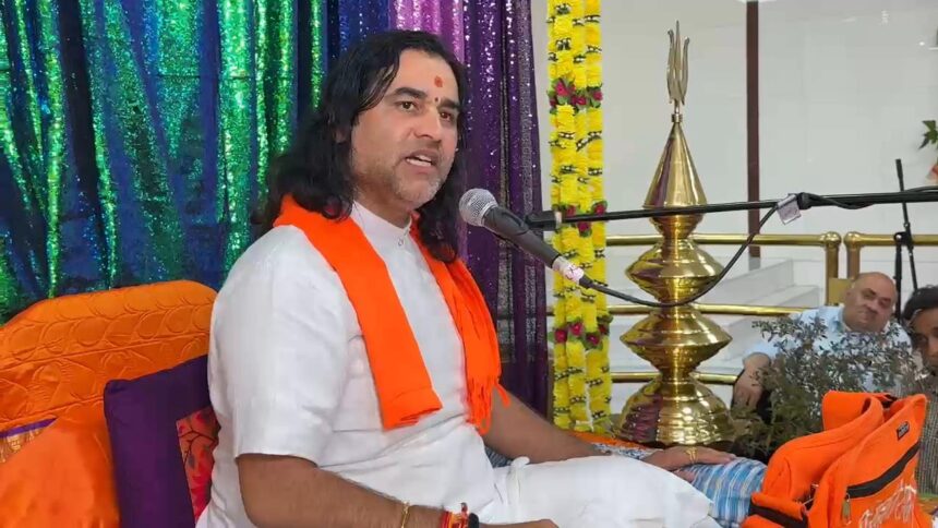 Devkinandan Thakur addressing devotees at Durga Temple New Jersey during Sanatan Board campaign