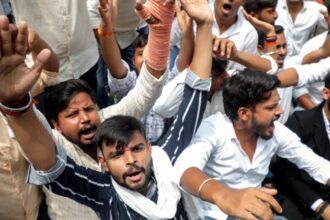 ABVP कार्यकर्ताओं ने लखनऊ में मंत्री ओम प्रकाश राजभर के घर के बाहर किया प्रदर्शन और पथराव