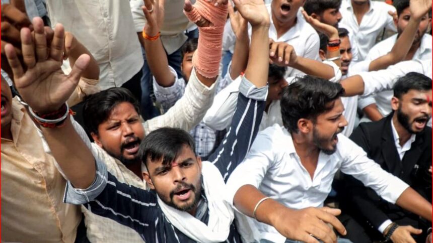 ABVP कार्यकर्ताओं ने लखनऊ में मंत्री ओम प्रकाश राजभर के घर के बाहर किया प्रदर्शन और पथराव