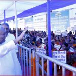 नितीश कुमार महिलाओं के साथ बातचीत करते हुए