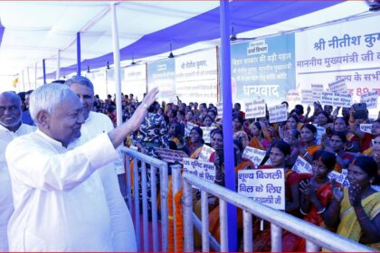 नितीश कुमार महिलाओं के साथ बातचीत करते हुए