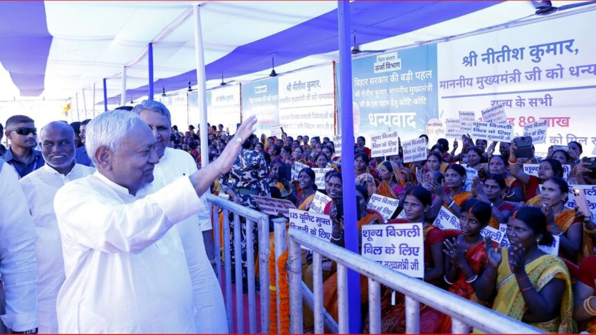 नितीश कुमार महिलाओं के साथ बातचीत करते हुए