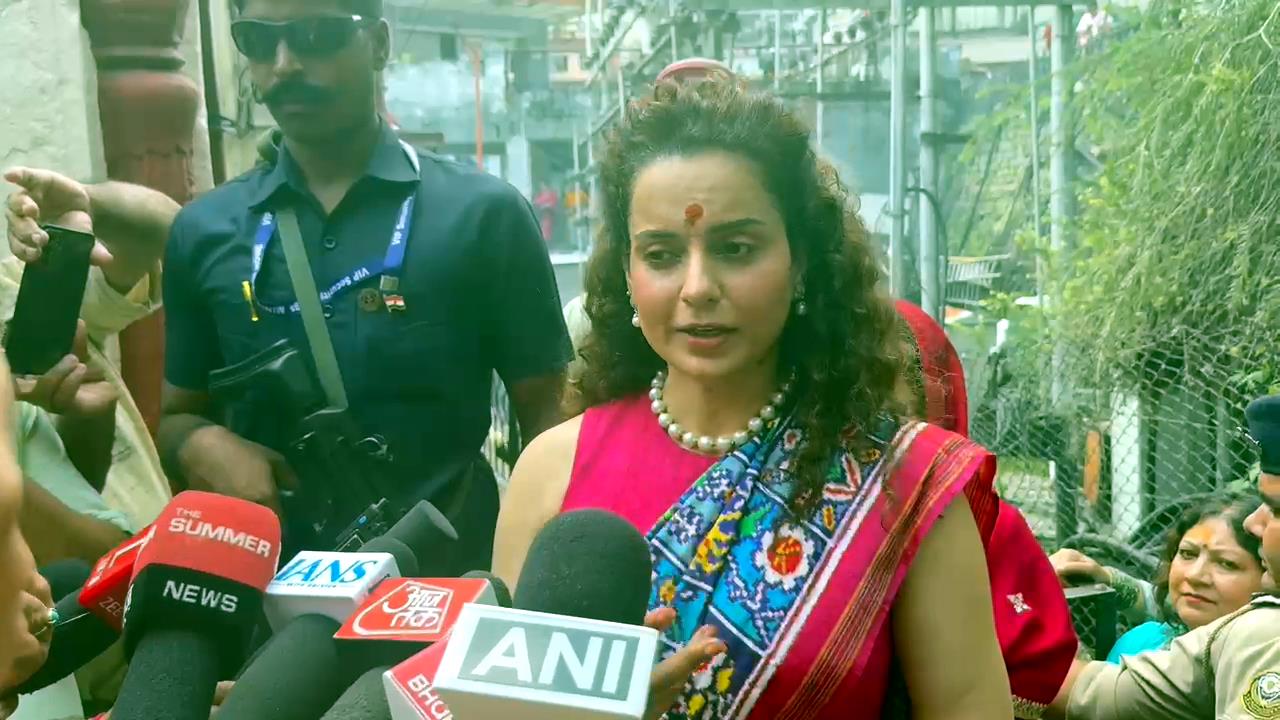 कंगना रनौत मंडी में अंतरराष्ट्रीय यज्ञ दिवस के हवन समारोह में हिस्सा लेती हुई