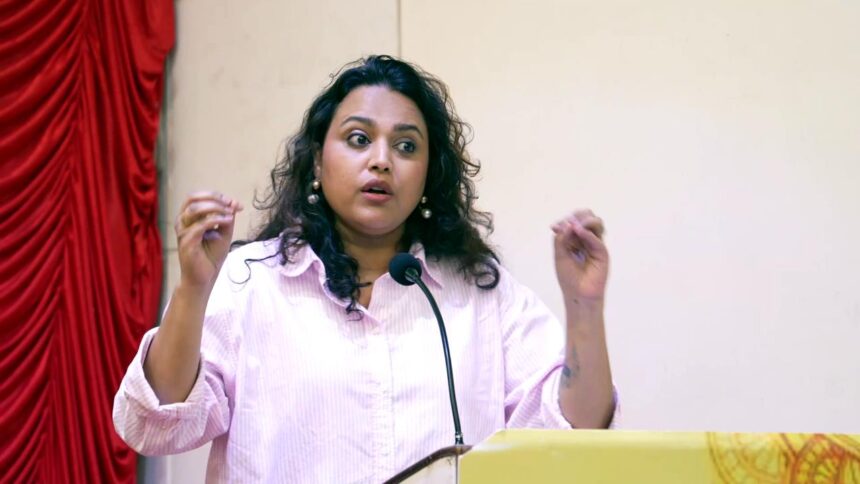 Swara Bhasker और Fahad Ahmad मुंबई में सार्वजनिक सभा को संबोधित करते हुए