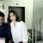 सोनम कपूर और आनंद आहुजा मुंबई बैंड्रा में दिखाई दे रहे हैं, फैंस और फोटोग्राफर्स के बीच