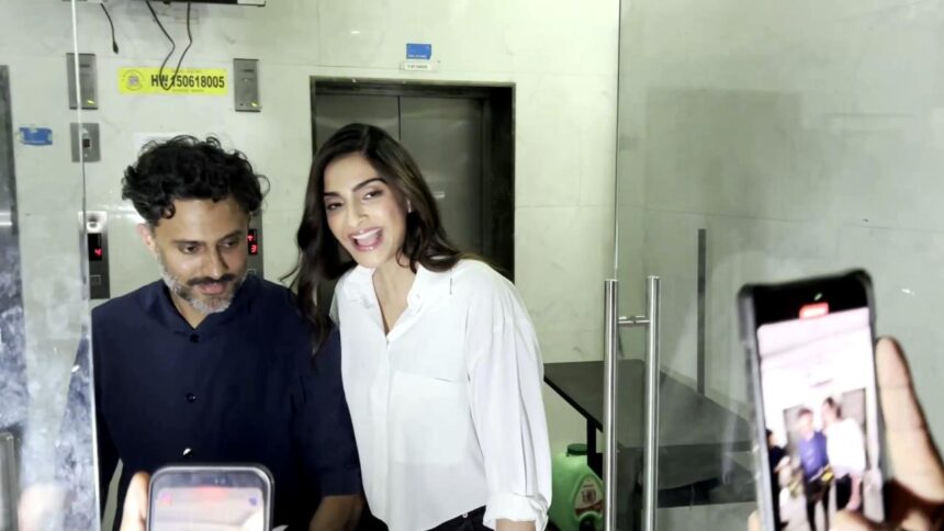 सोनम कपूर और आनंद आहुजा मुंबई बैंड्रा में दिखाई दे रहे हैं, फैंस और फोटोग्राफर्स के बीच