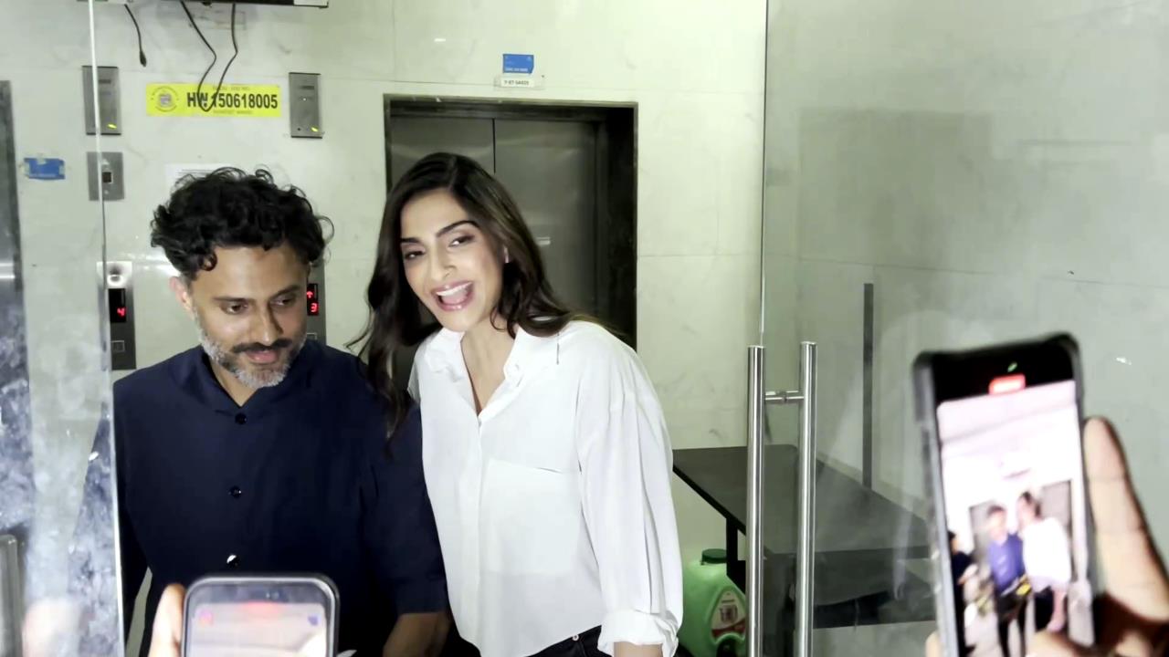 सोनम कपूर और आनंद आहुजा मुंबई बैंड्रा में दिखाई दे रहे हैं, फैंस और फोटोग्राफर्स के बीच