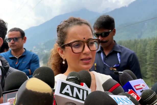 कंगना रनौत प्रेस कॉन्फ्रेंस में कांग्रेस पर हमला बोलते हुए