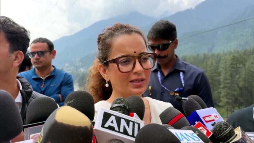 कंगना रनौत प्रेस कॉन्फ्रेंस में कांग्रेस पर हमला बोलते हुए