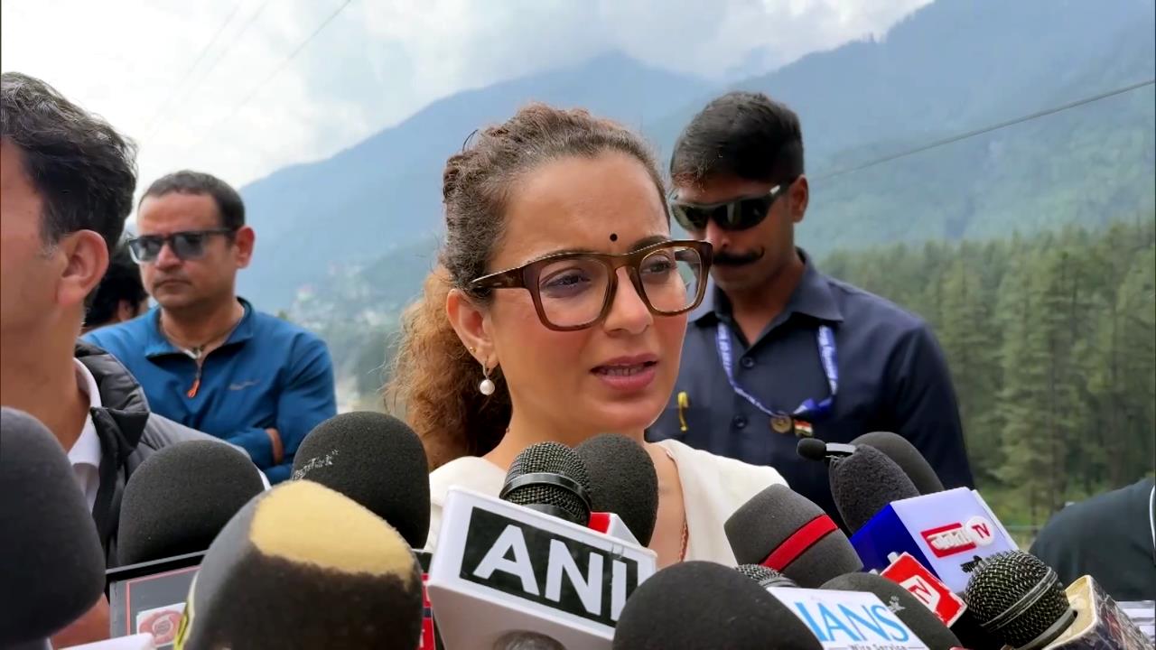 कंगना रनौत प्रेस कॉन्फ्रेंस में कांग्रेस पर हमला बोलते हुए