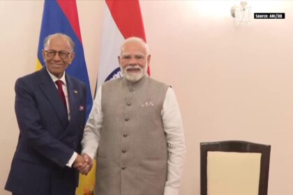 वाराणसी में मॉरीशस के प्रधानमंत्री नविनचंद्र रामगुलाम का प्रधानमंत्री मोदी द्वारा स्वागत