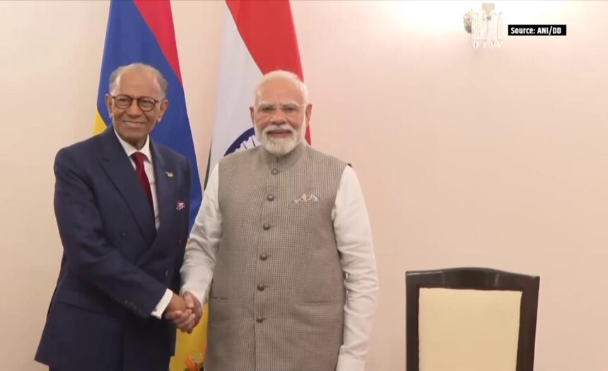 वाराणसी में मॉरीशस के प्रधानमंत्री नविनचंद्र रामगुलाम का प्रधानमंत्री मोदी द्वारा स्वागत