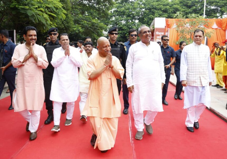 उत्तर प्रदेश के मुख्यमंत्री योगी आदित्यनाथ शिक्षक दिवस पर शिक्षकों और स्कूल कर्मचारियों को कैशलैस इलाज की सुविधा की घोषणा की