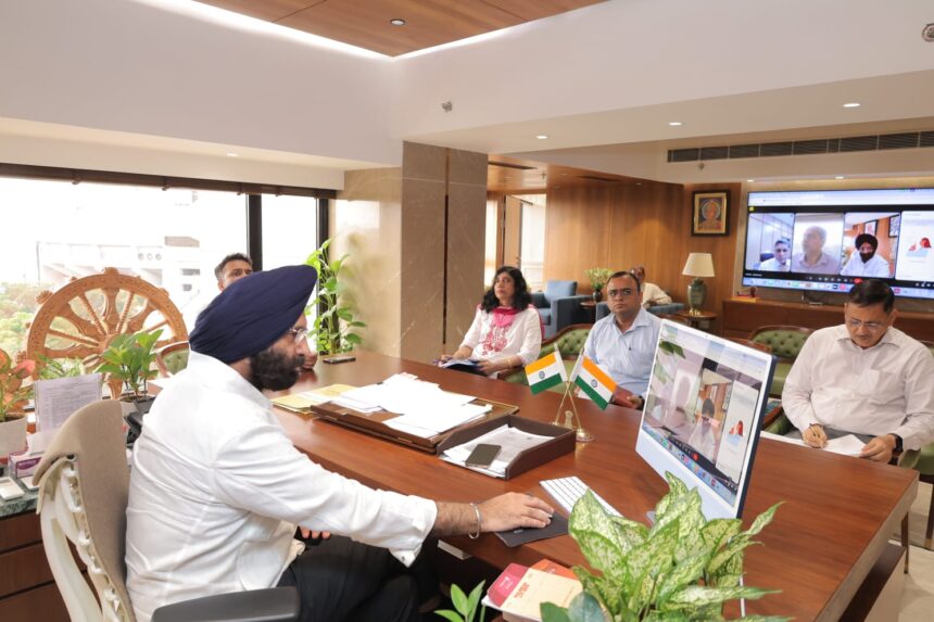 दिल्ली सरकार द्वारा आरडब्ल्यूए और श्रमिकों को इलेक्ट्रिक हीटर वितरित करते मंत्री मनजिंदर सिंह सिरसा, प्रदूषण और ठंड से राहत के लिए पहल