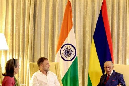 सोनिया गांधी और राहुल गांधी मॉरीशस प्रधानमंत्री नवीनचंद्र रामगुलाम से दिल्ली में मुलाक़ात करते हुए