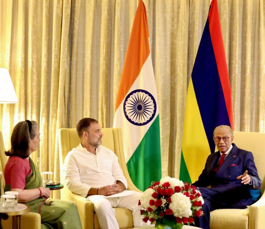 सोनिया गांधी और राहुल गांधी मॉरीशस प्रधानमंत्री नवीनचंद्र रामगुलाम से दिल्ली में मुलाक़ात करते हुए