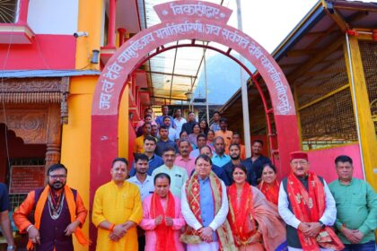 माँ धारी देवी मंदिर, श्रीनगर में पूजा-अर्चना करते श्रद्धालु